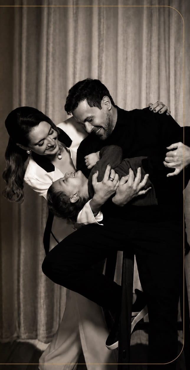 Dra. Letícia com o marido Roberto e o filho Matteo, em foto preto e branco